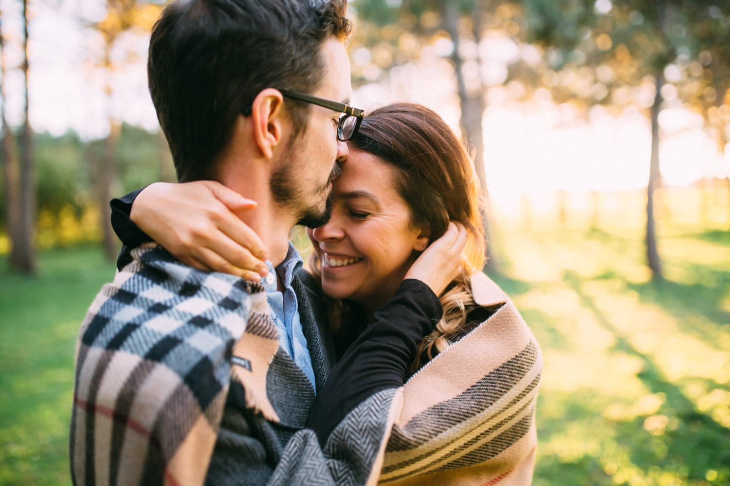 couple amoureux se font un calin